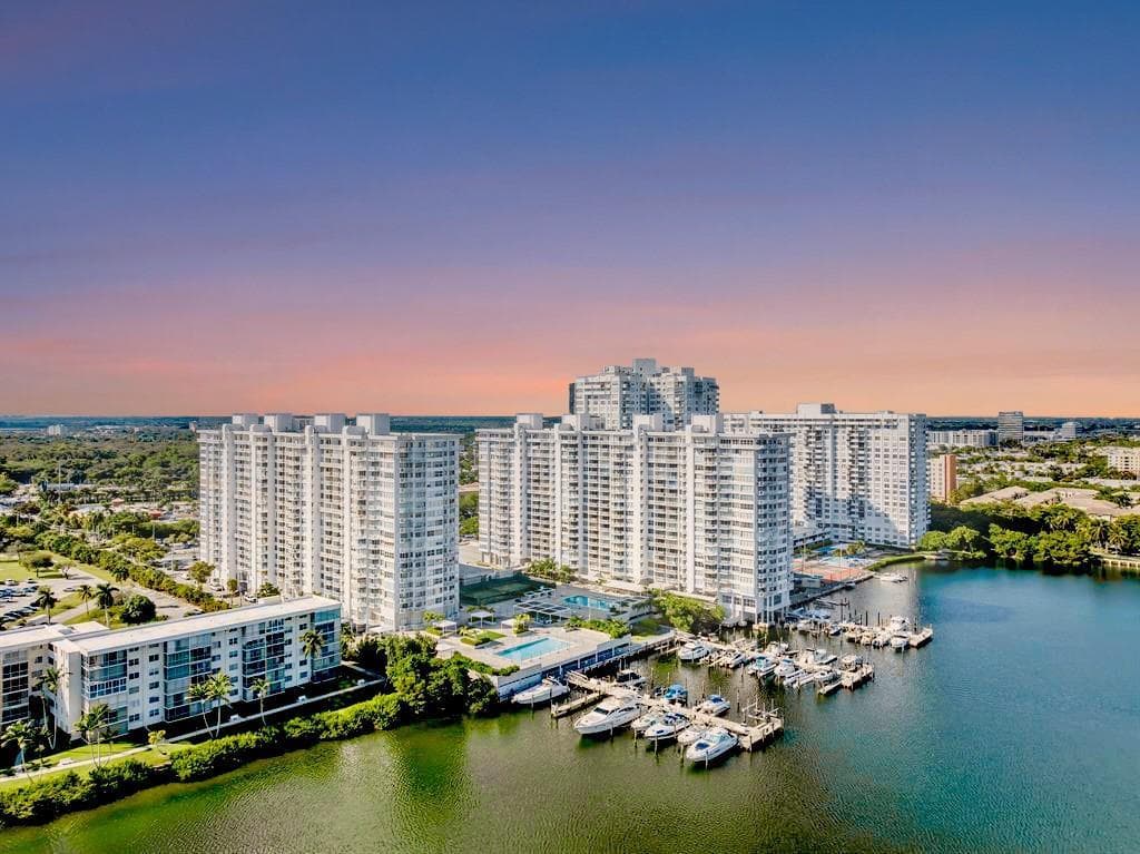 18031 Biscayne Boulevard 1104 photo 3
