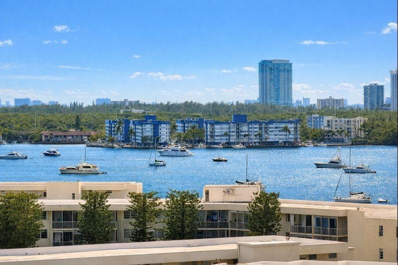 18031 Biscayne Boulevard 1104 photo 1