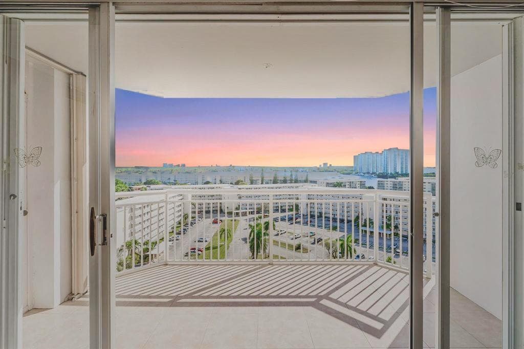 18031 Biscayne Boulevard 1104 photo 18
