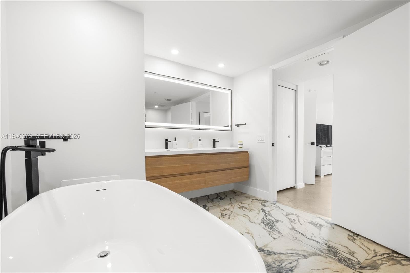 485 Brickell Ave 1804 photo 21