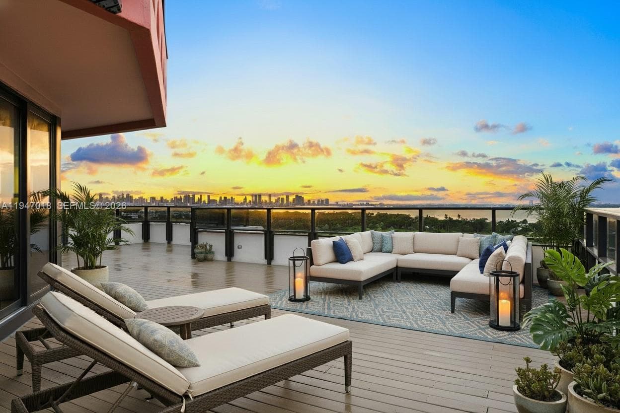 5225 Collins Ave PH8 photo 3