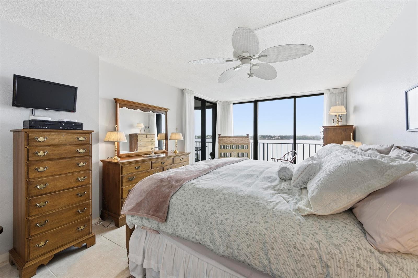 126 Lakeshore Drive 526 photo 16