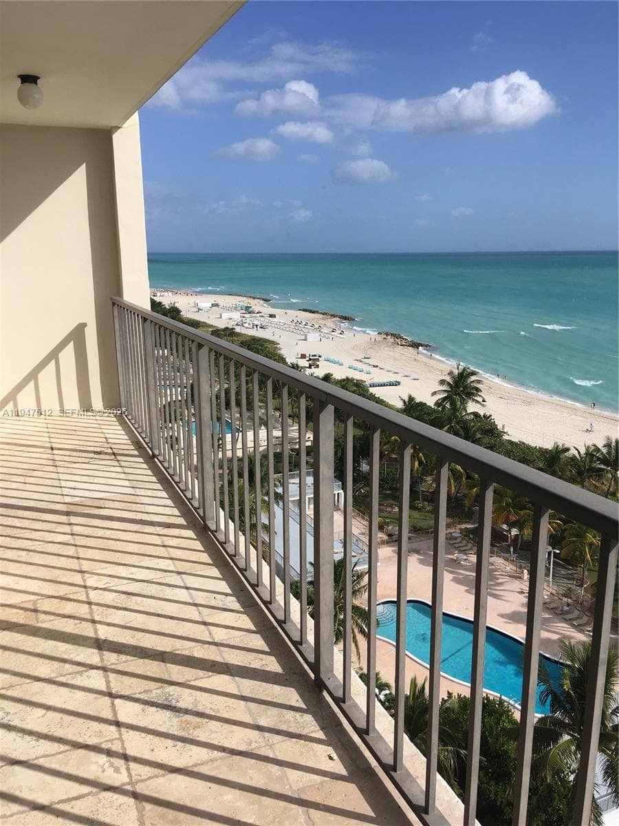 2625 Collins Ave 1407 photo 3