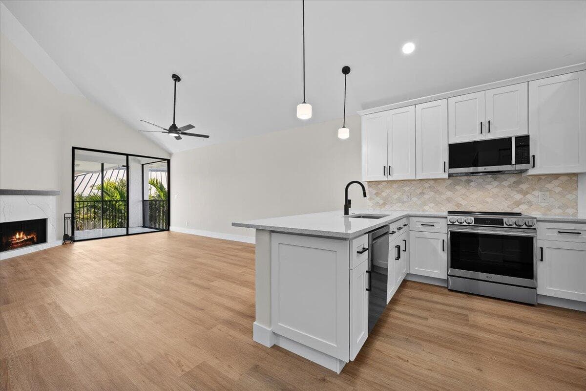 144 Bay Colony Drive N Penthouse photo 3