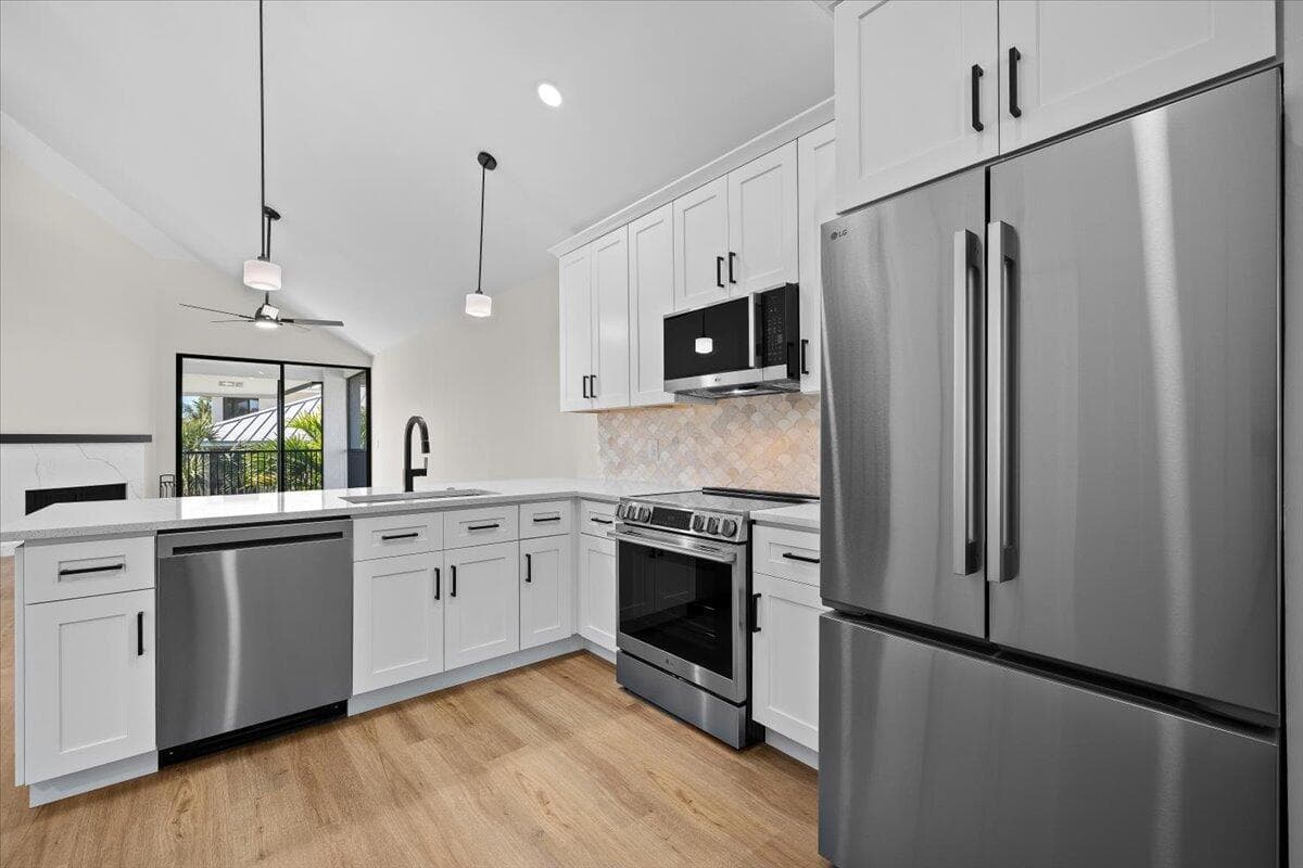 144 Bay Colony Drive N Penthouse photo 4