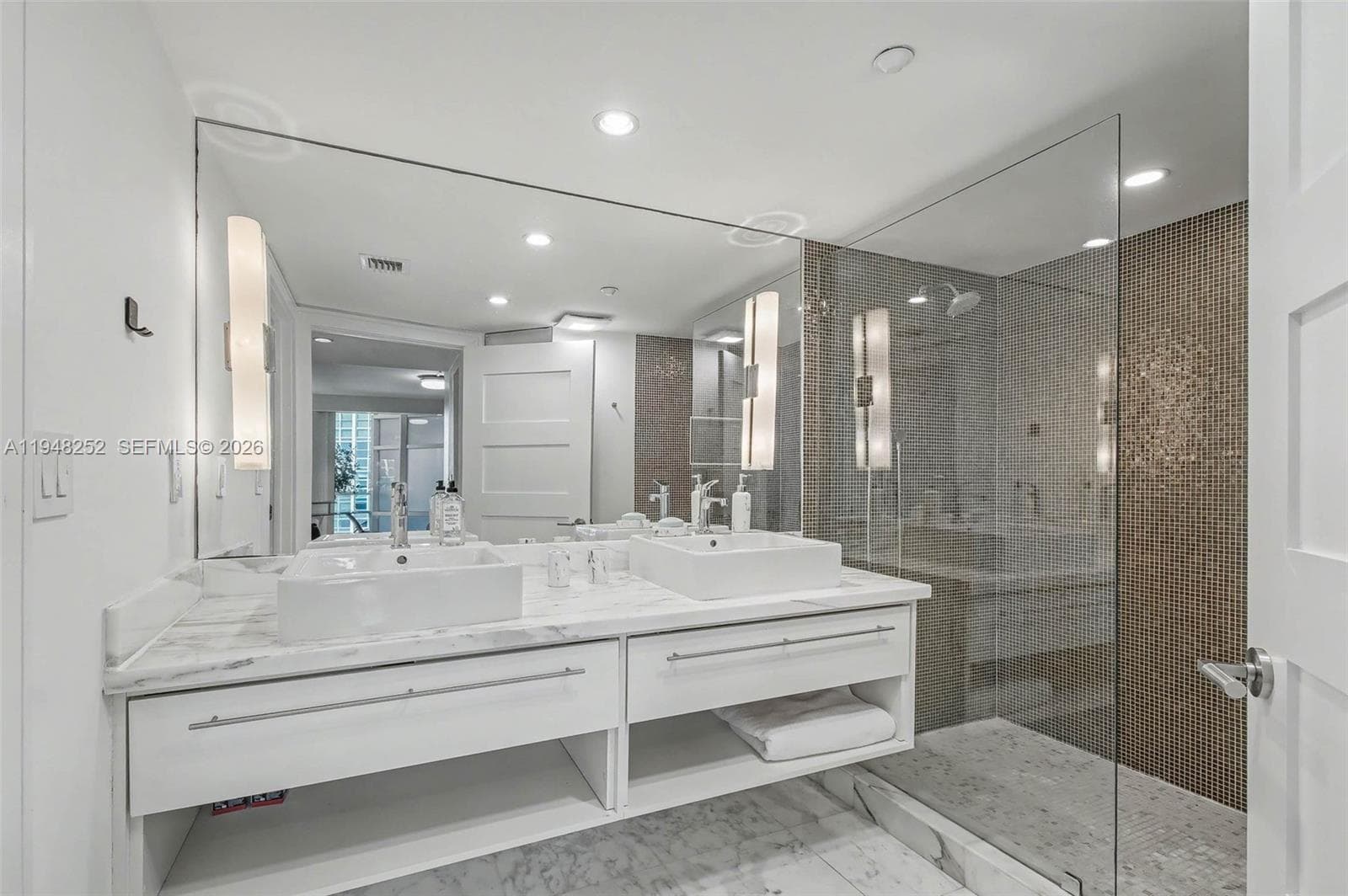 5025 Collins Ave 903 photo 4