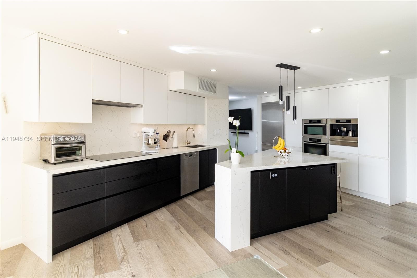 3180 Ocean Dr 619 photo 2