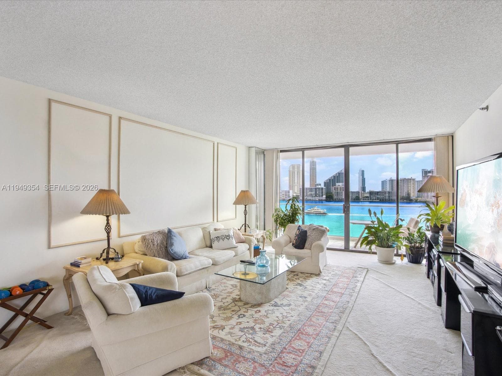 2800 Island Blvd 702 photo 2