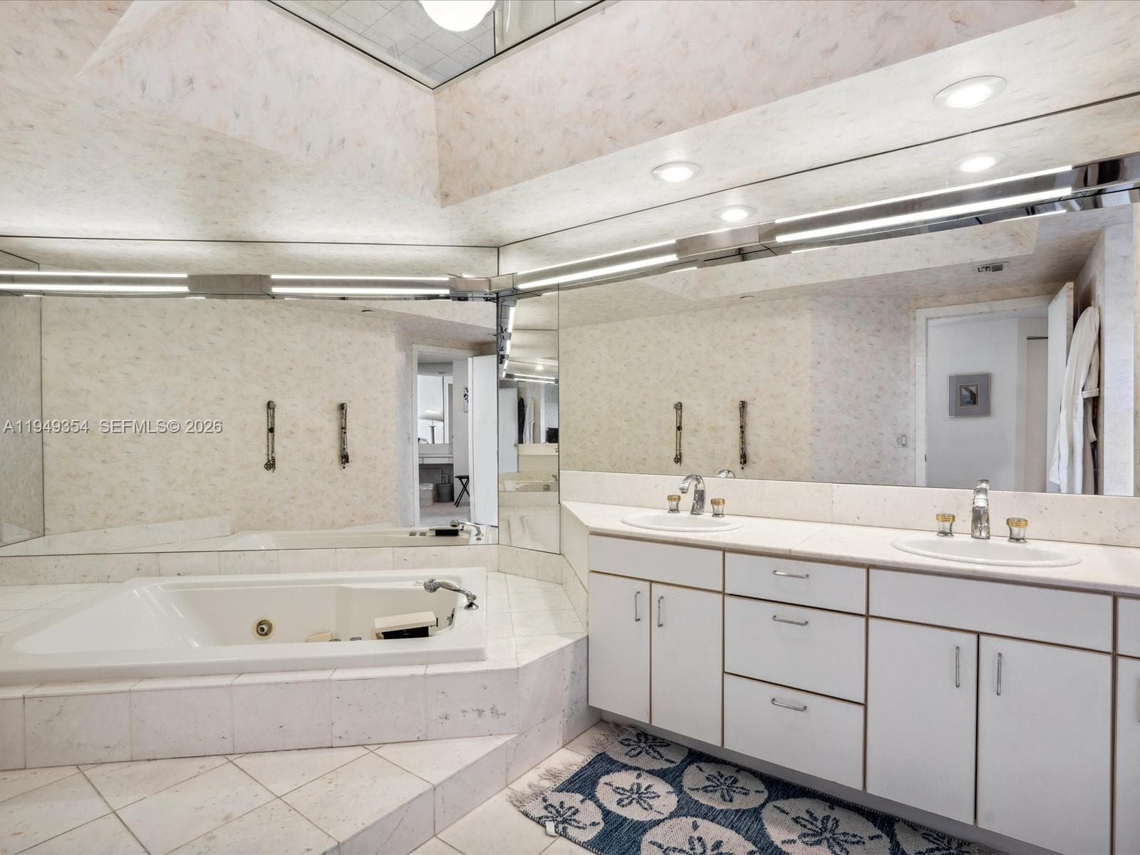 2800 Island Blvd 702 photo 20