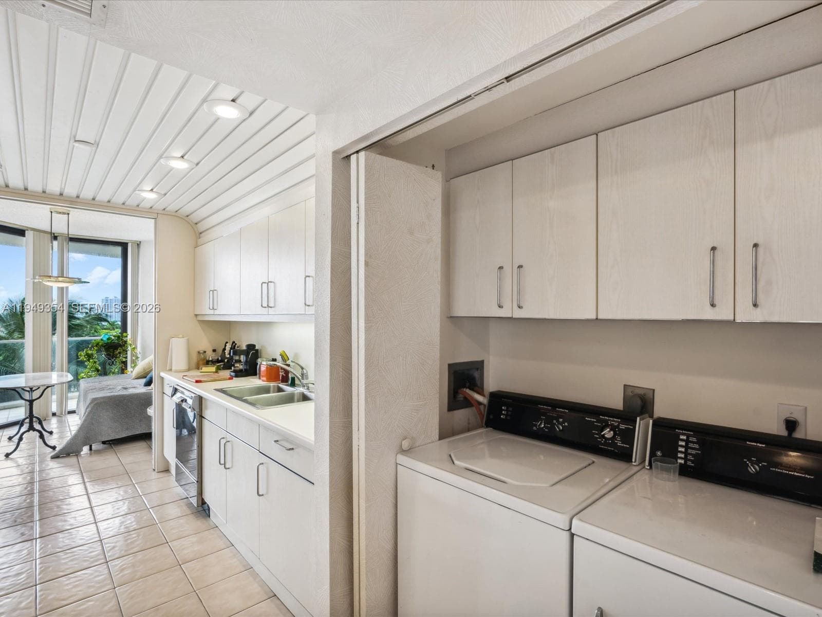 2800 Island Blvd 702 photo 11