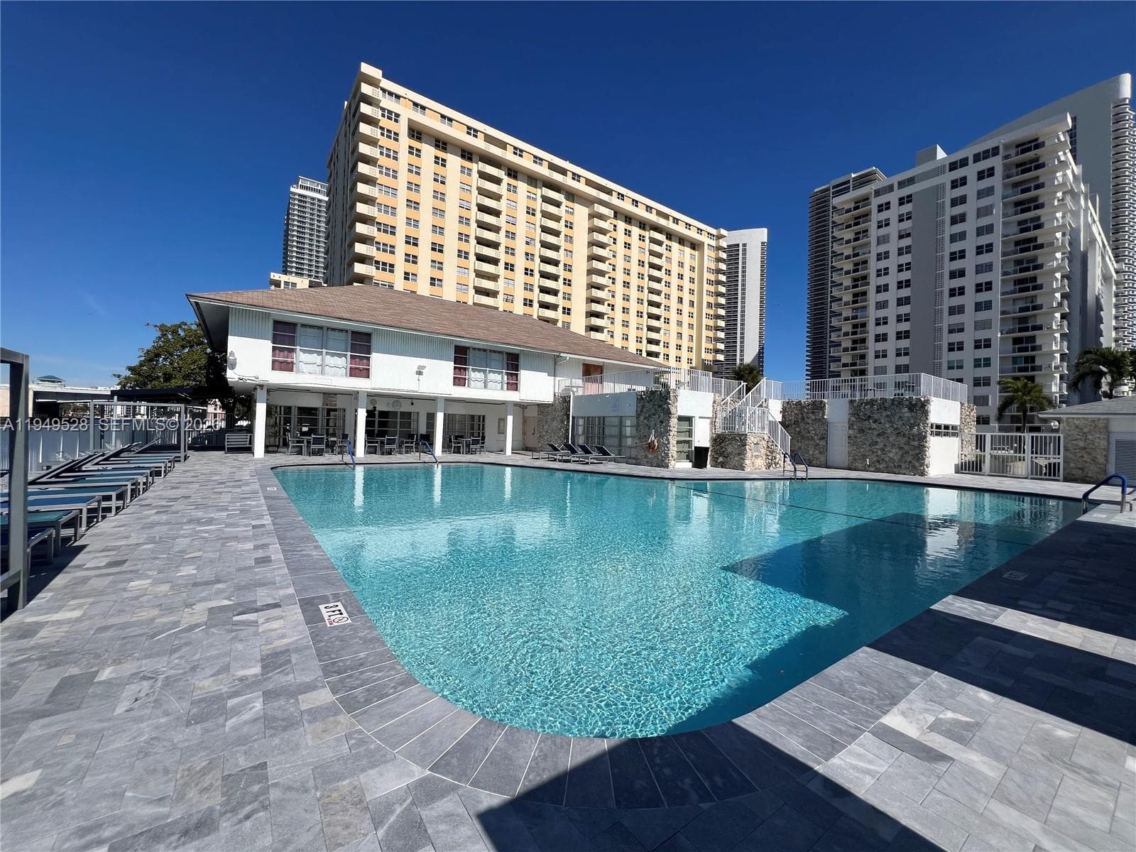 1833 S Ocean Dr 1109 photo 2