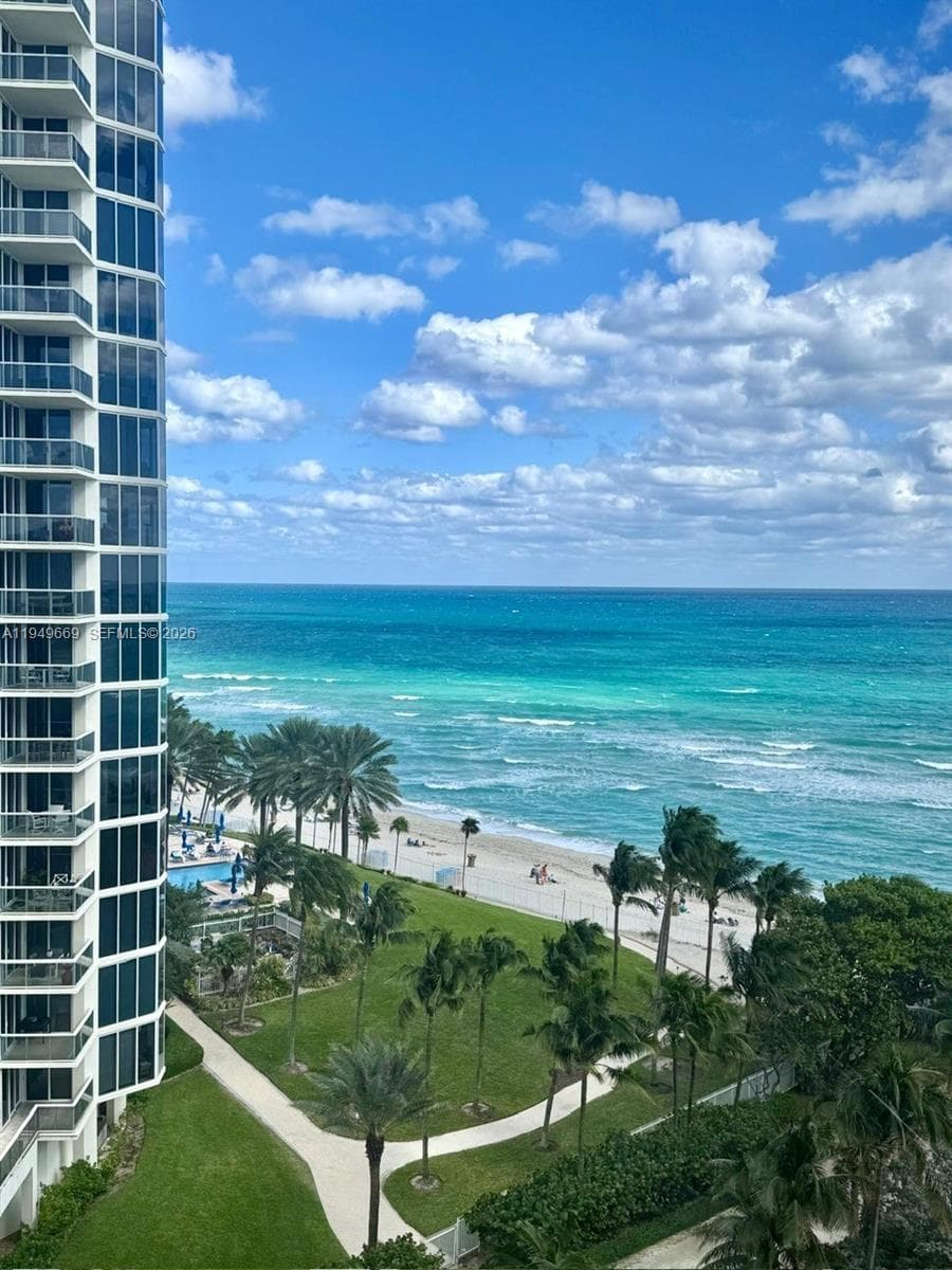 19201 Collins Ave 823 photo 6