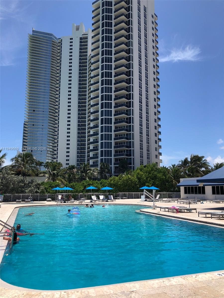 19201 Collins Ave 823 photo 7