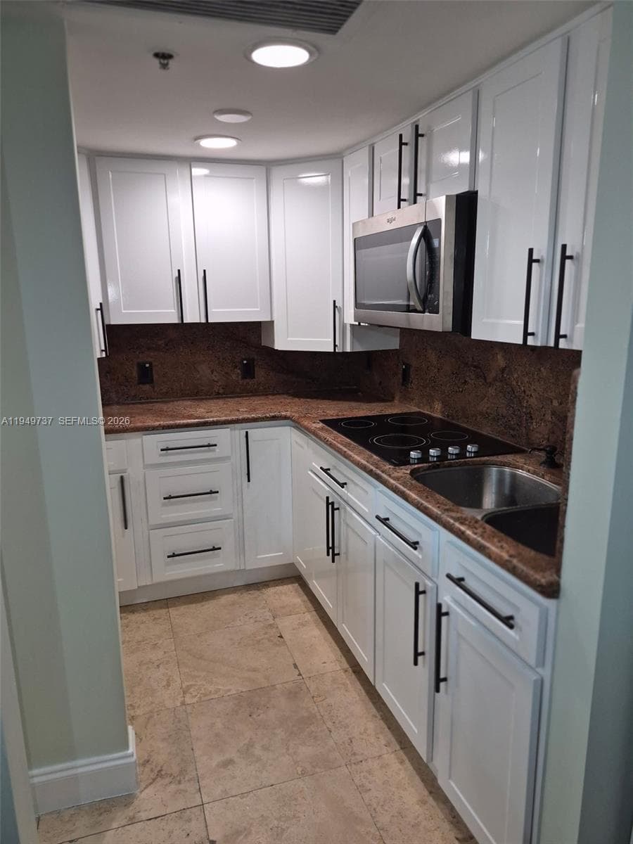 19201 Collins Ave 831 photo 4