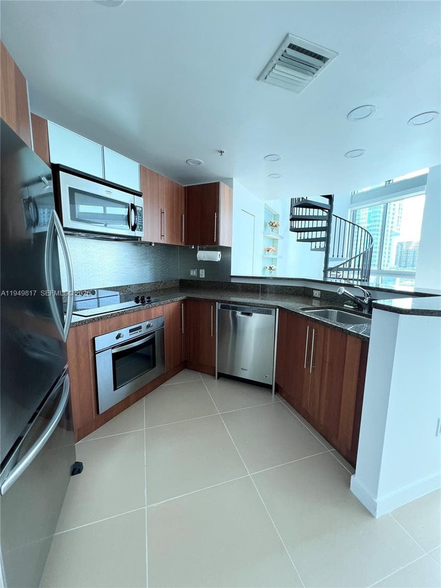 300 S Biscayne Blvd L-814 photo 17