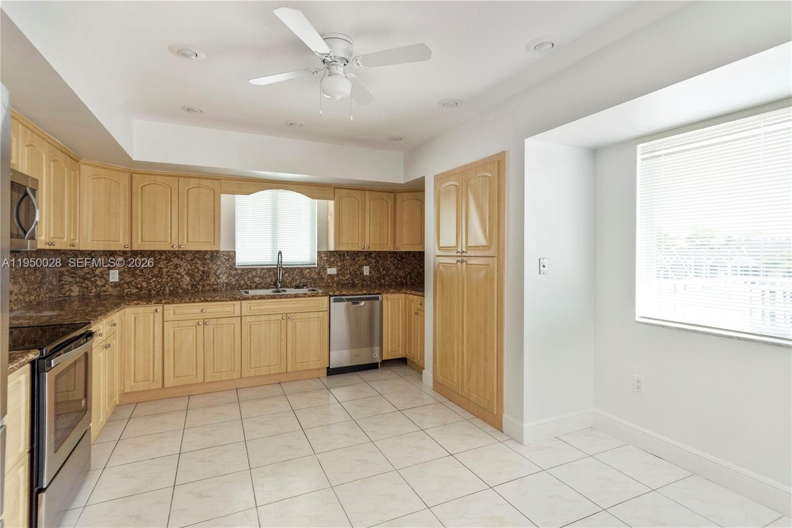 13005 Zambrana St photo 4