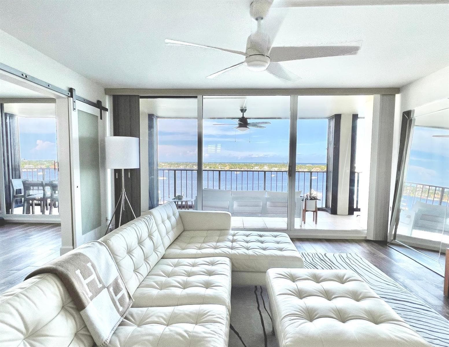 132 Lakeshore Drive 1118 photo 1