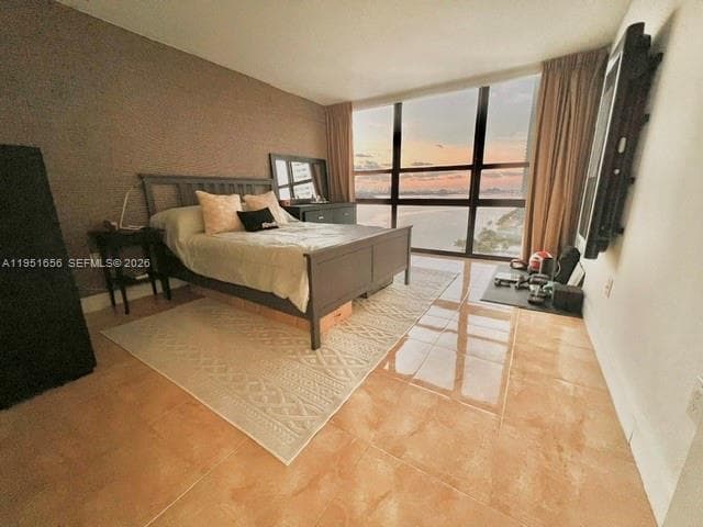 600 36th St 1220 photo 3