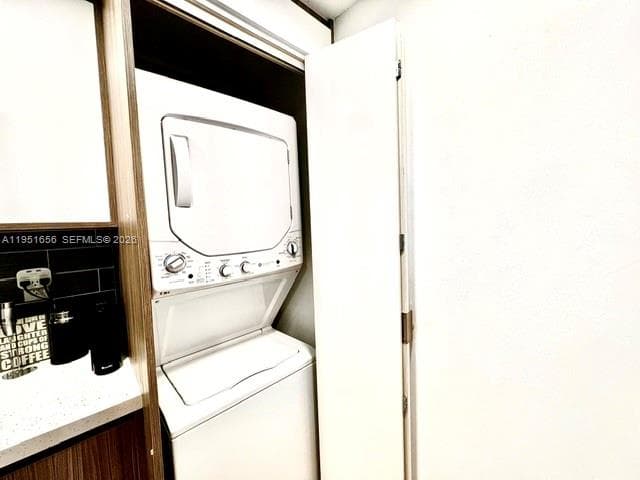 600 36th St 1220 photo 5