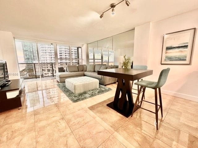 600 36th St 1220 photo 18