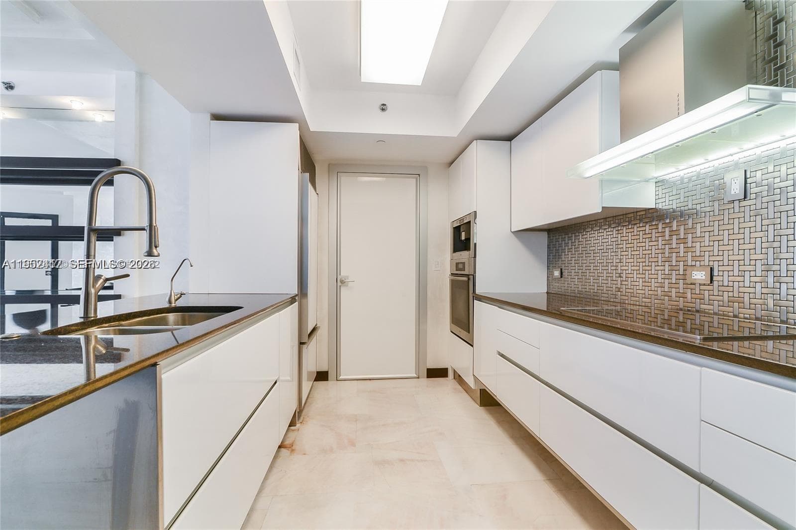17201 Collins Ave+DEN 1403 photo 5