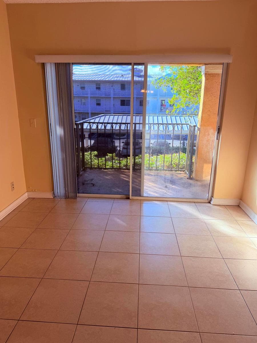 1040 Lake Shore Drive 204 photo 2