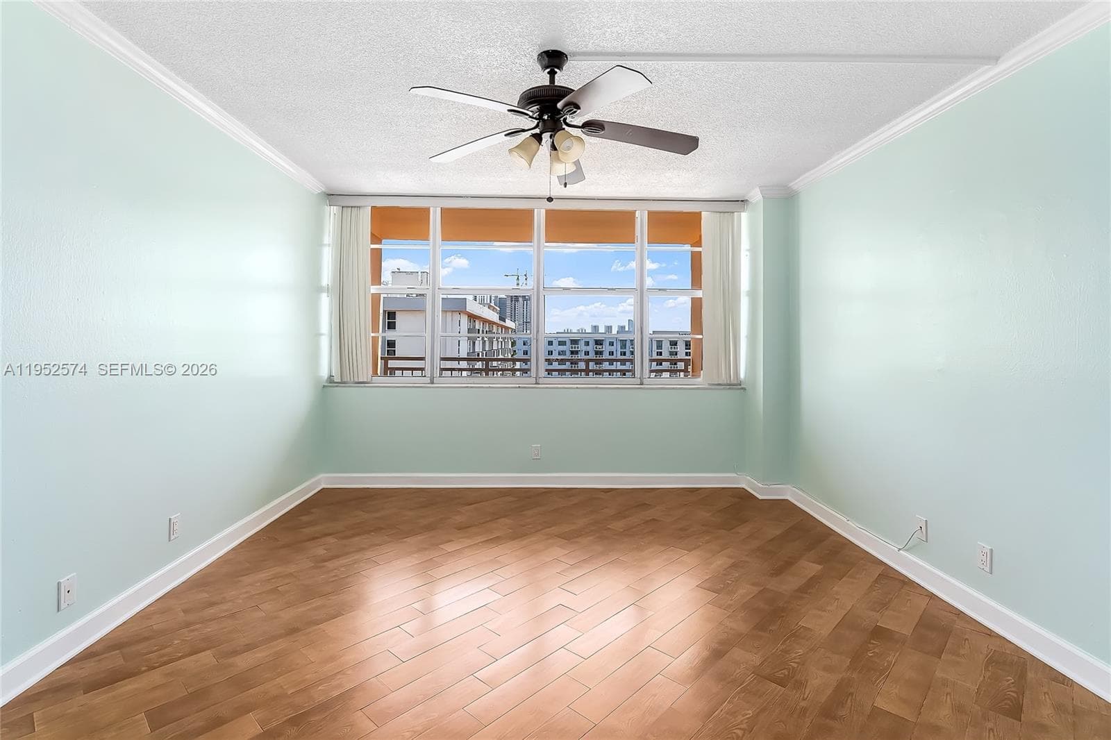 2025 164th St 907 photo 6