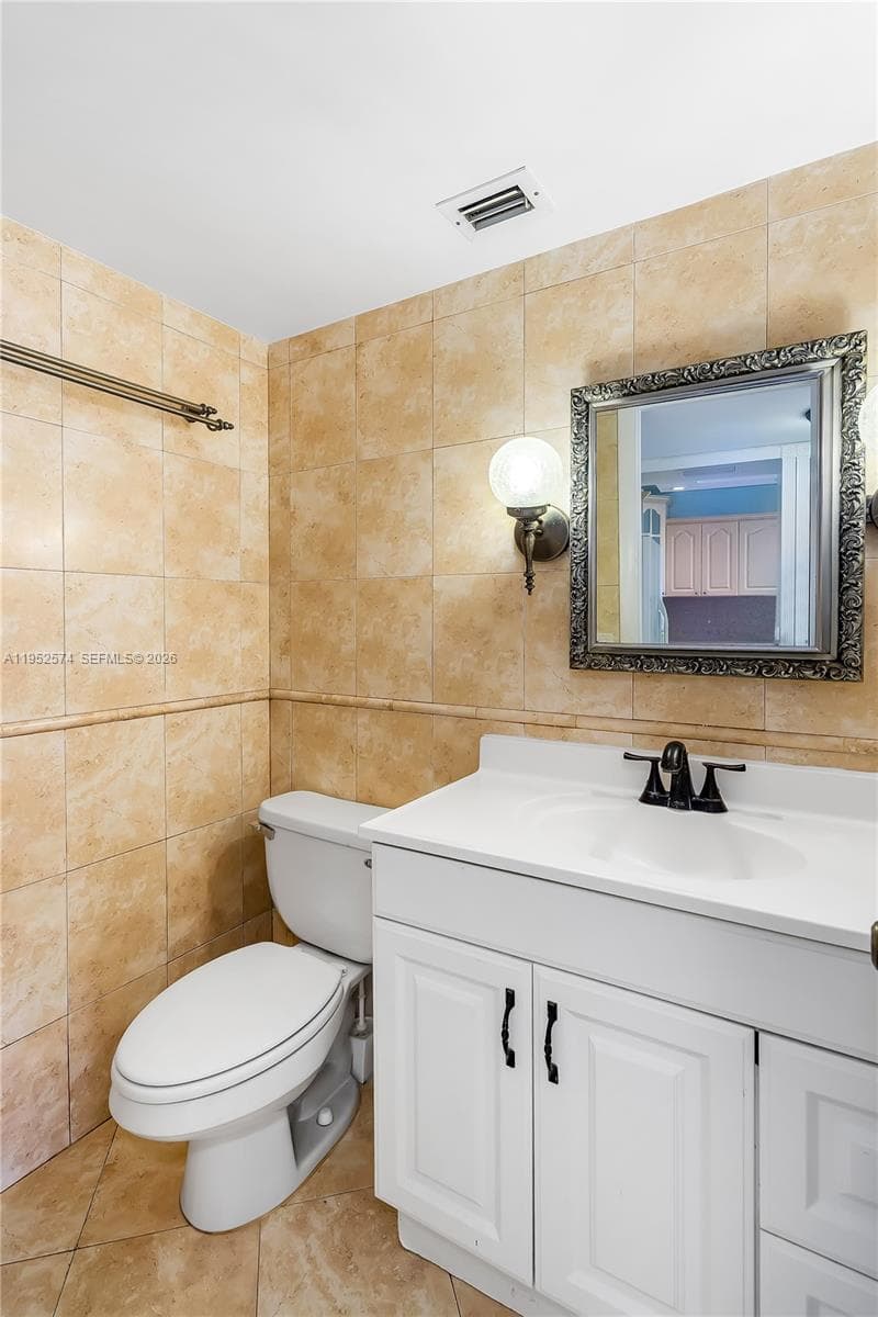 2025 164th St 907 photo 18