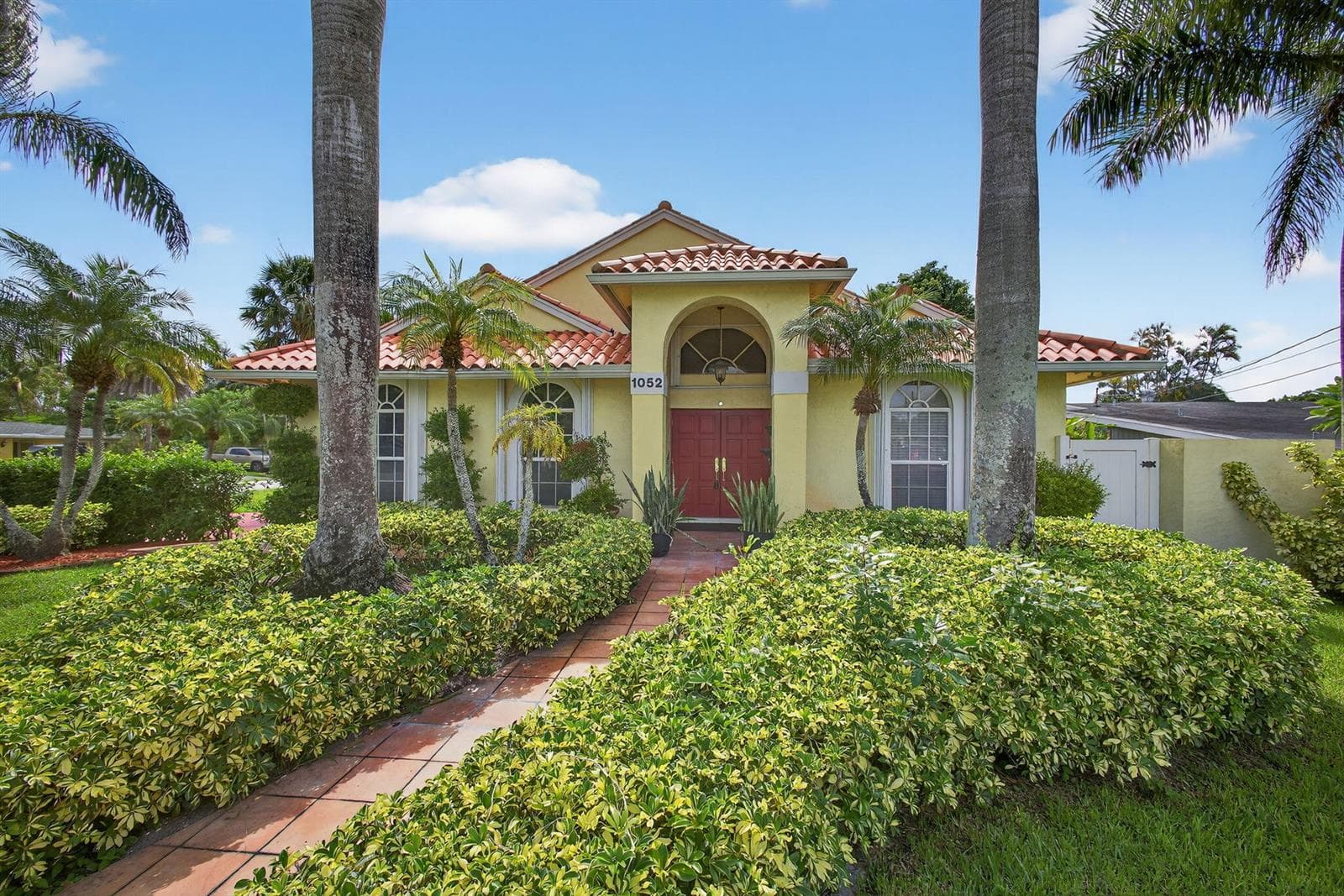 1052 W Shore Drive photo 2