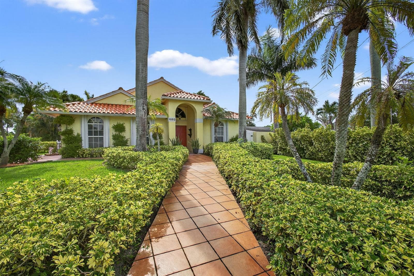 1052 W Shore Drive photo 3