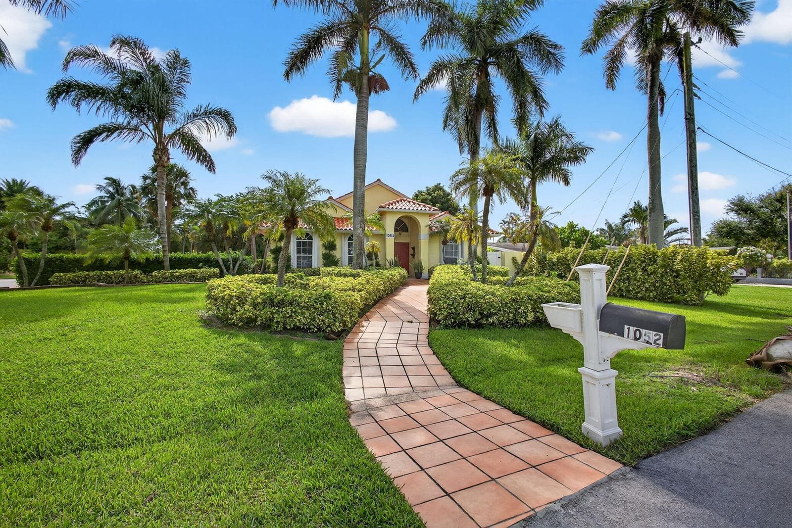 1052 W Shore Drive photo 4