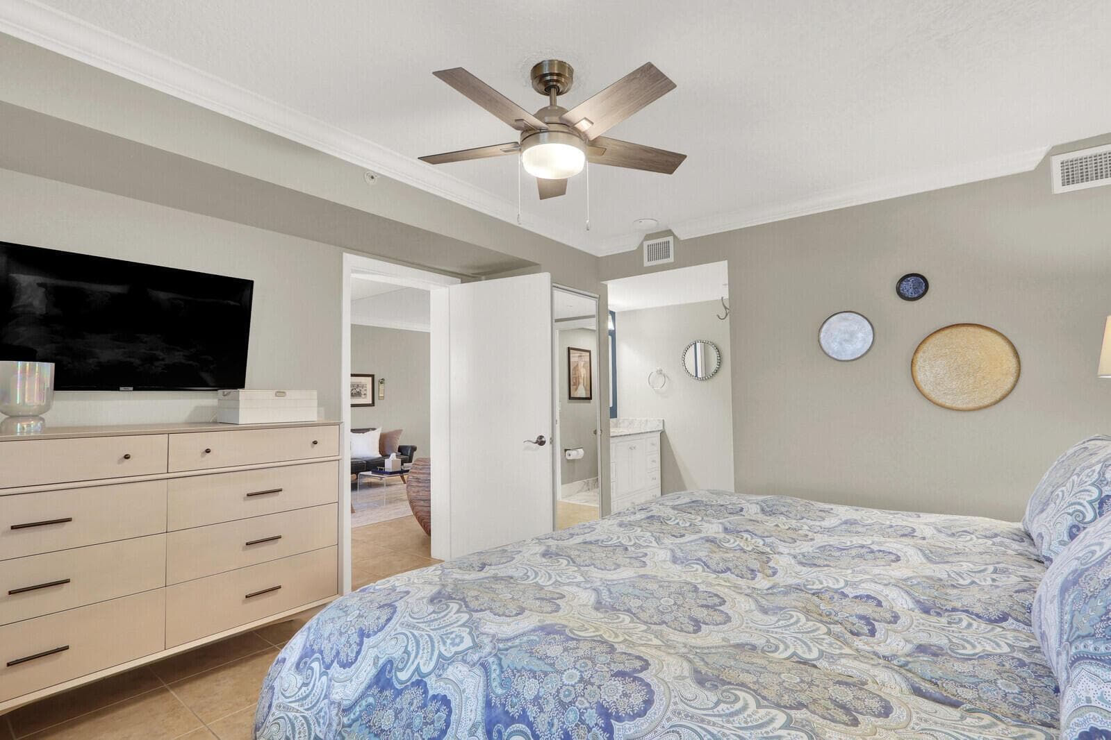 901 Seafarer Circle 403 photo 25