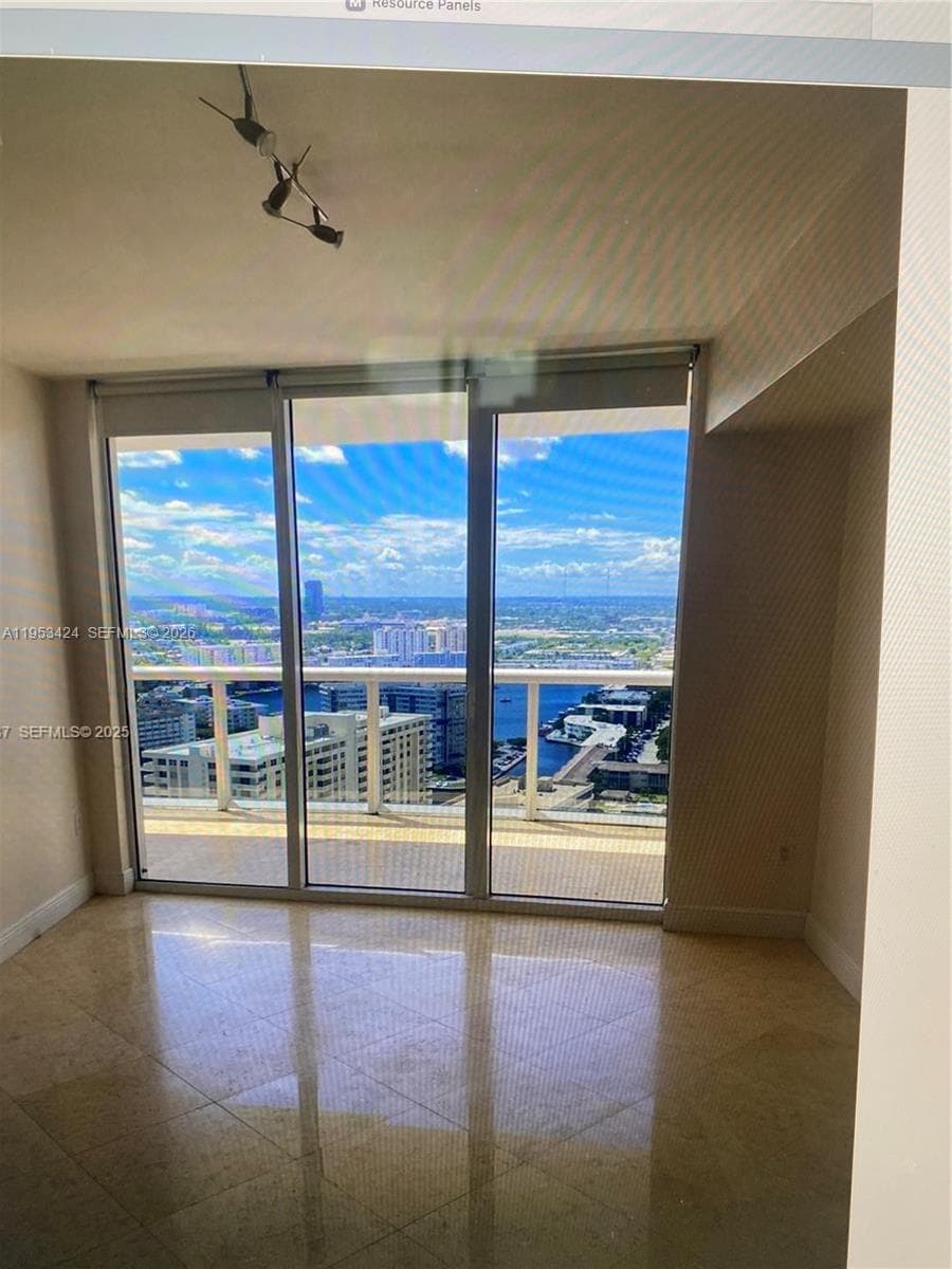 1800 Ocean Dr 2909 photo 4