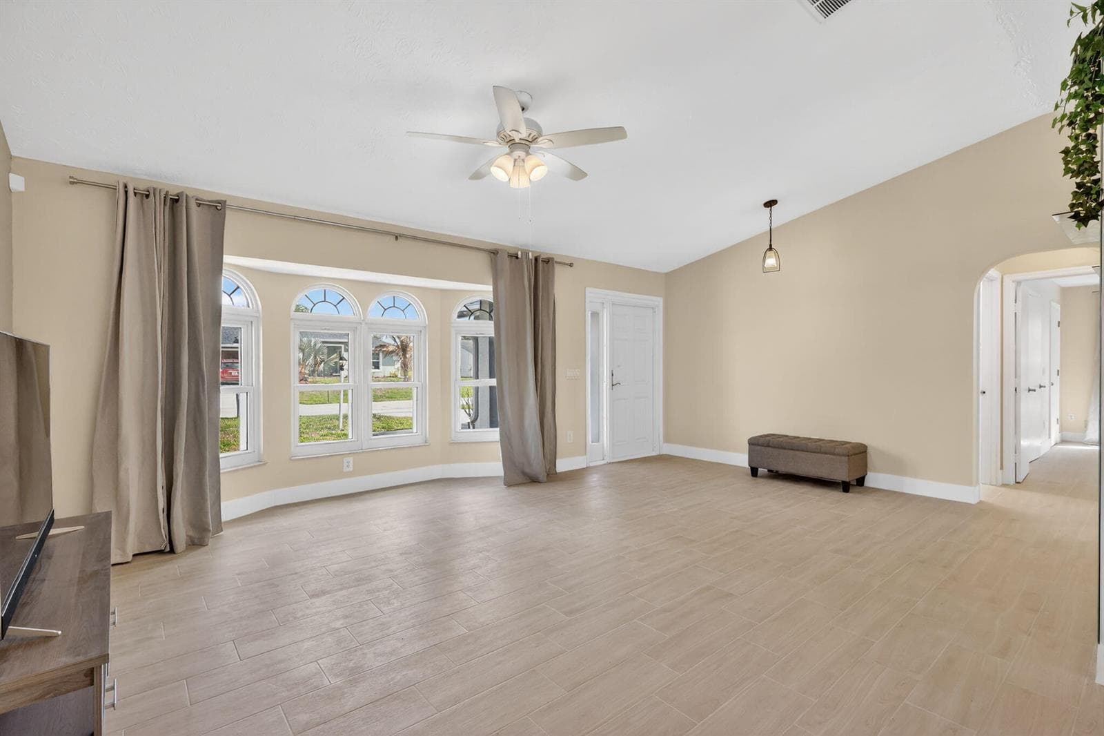 320 NE Surfside Avenue photo 7