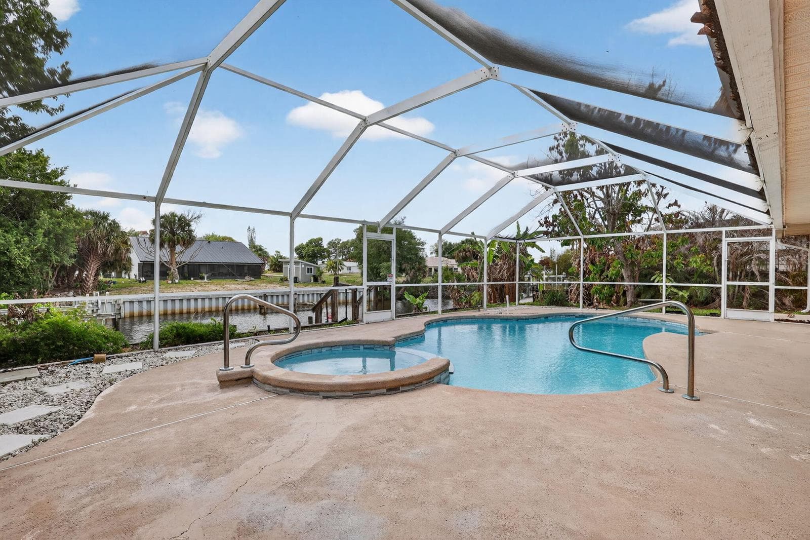 320 NE Surfside Avenue photo 3