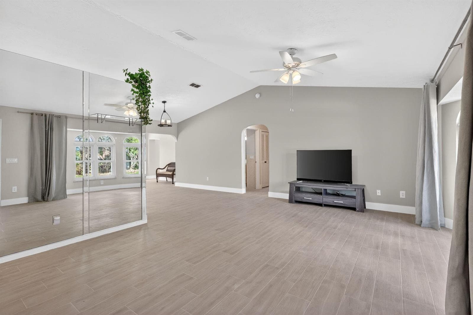 320 NE Surfside Avenue photo 9