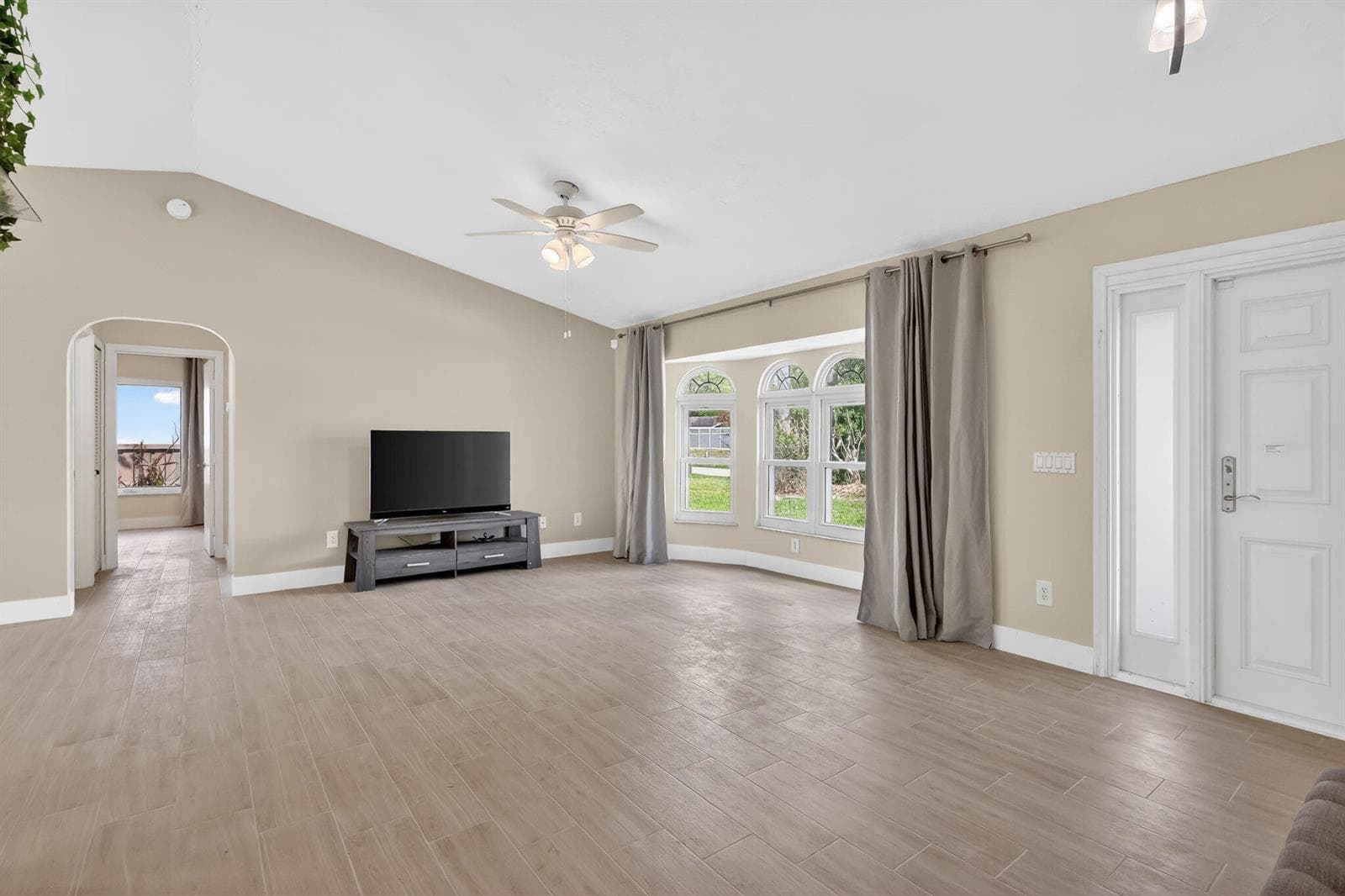 320 NE Surfside Avenue photo 10