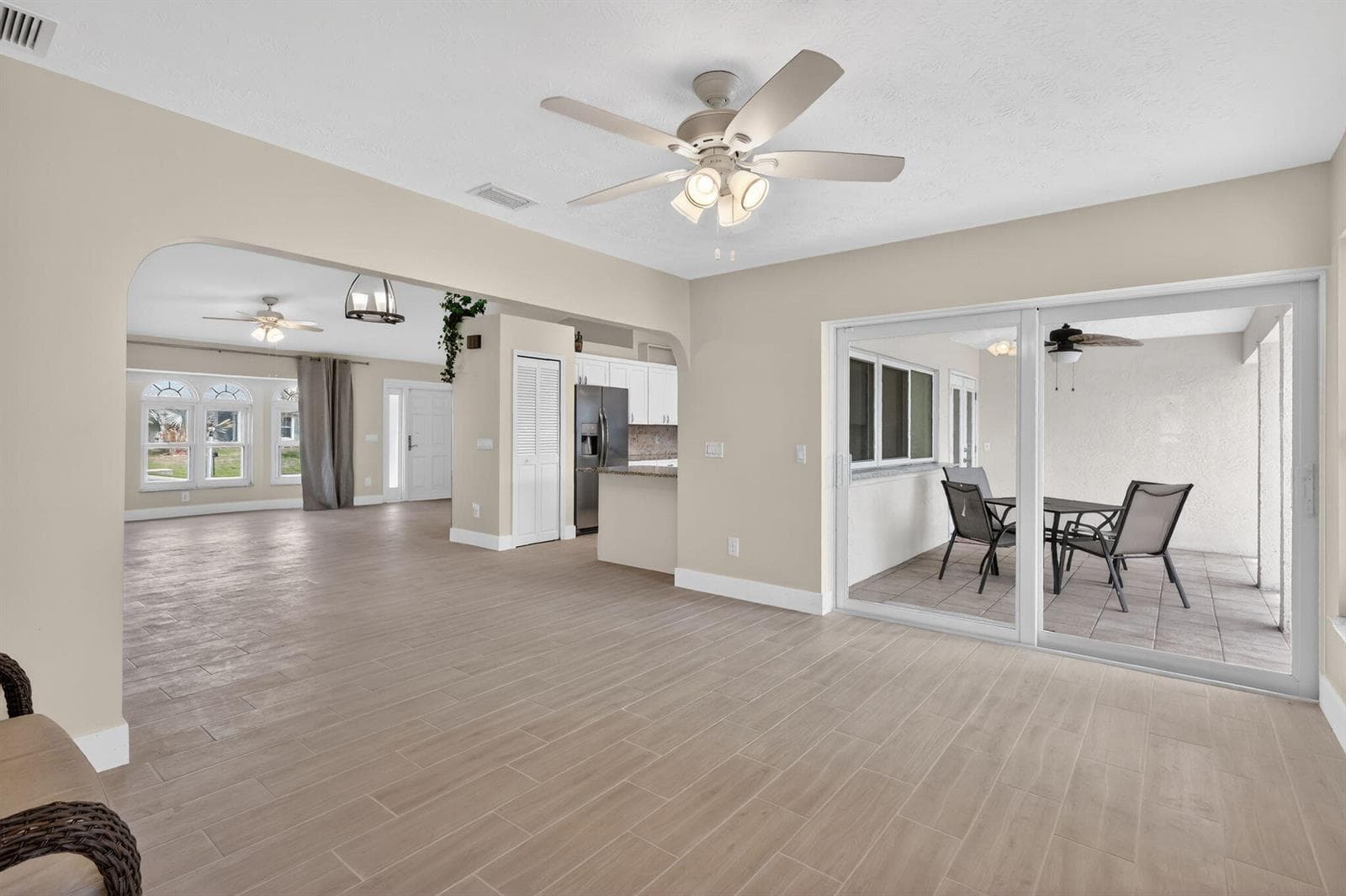 320 NE Surfside Avenue photo 15