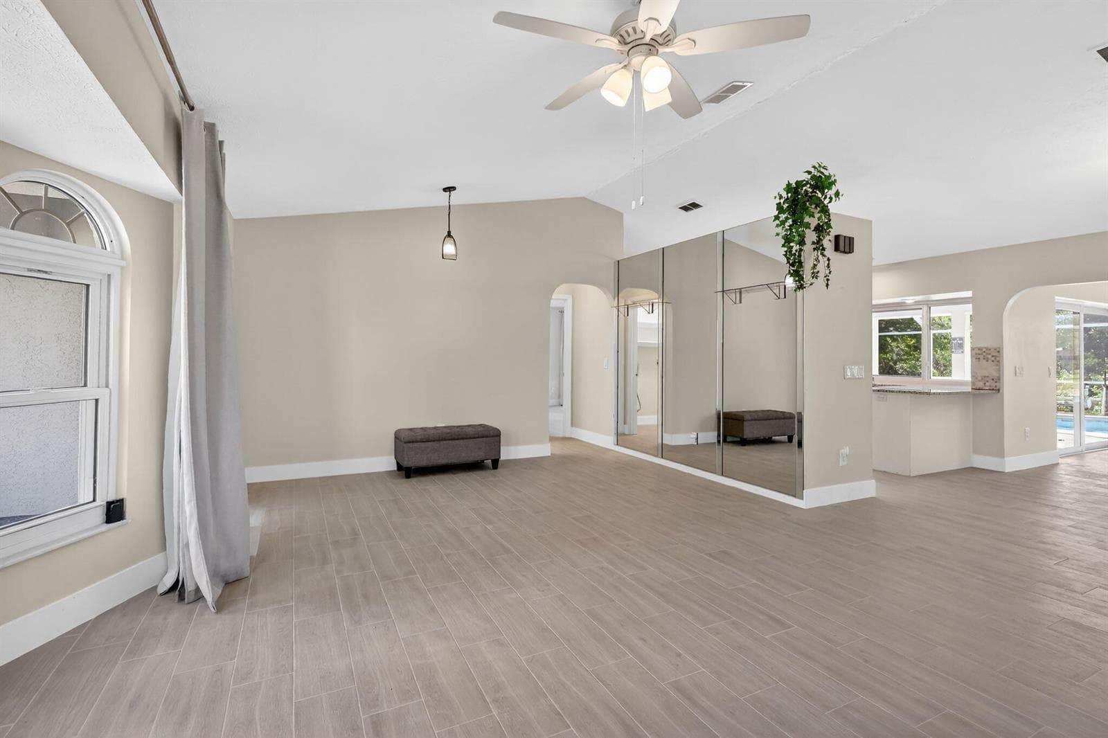320 NE Surfside Avenue photo 8