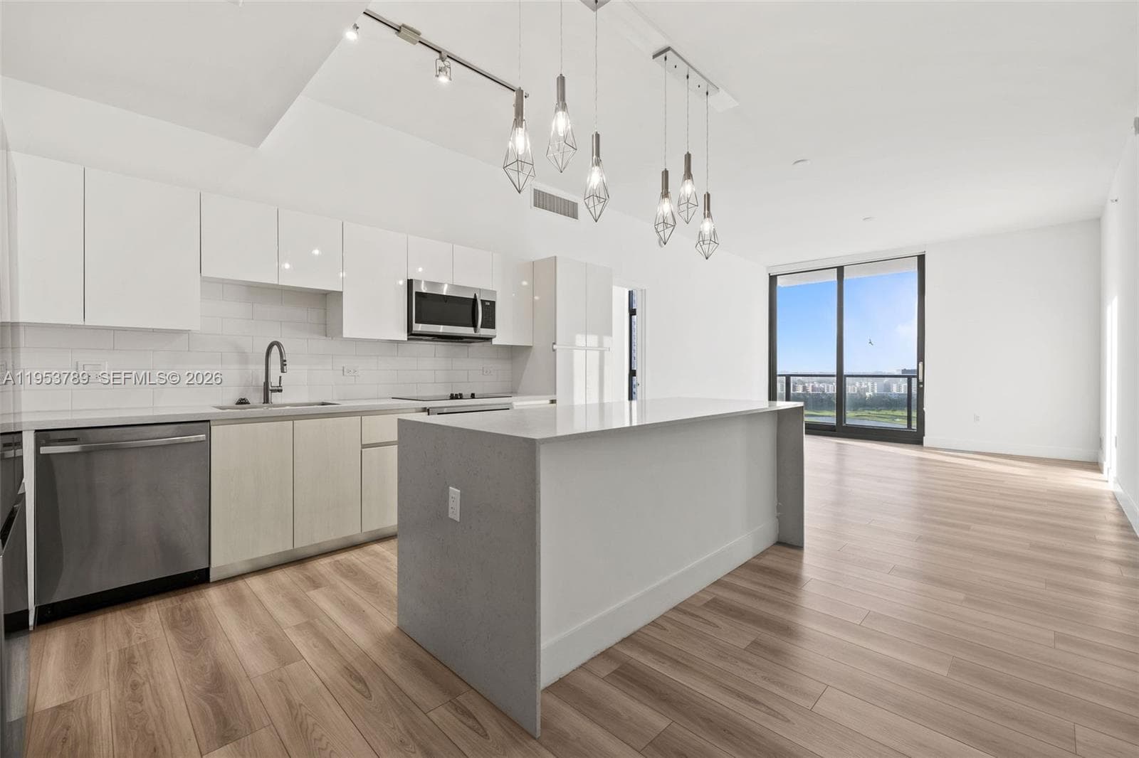 101 Diplomat Pkwy 1703 photo 2