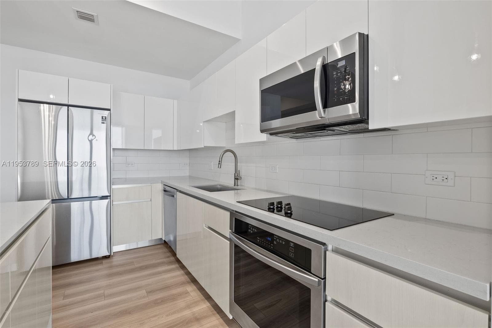 101 Diplomat Pkwy 1703 photo 12