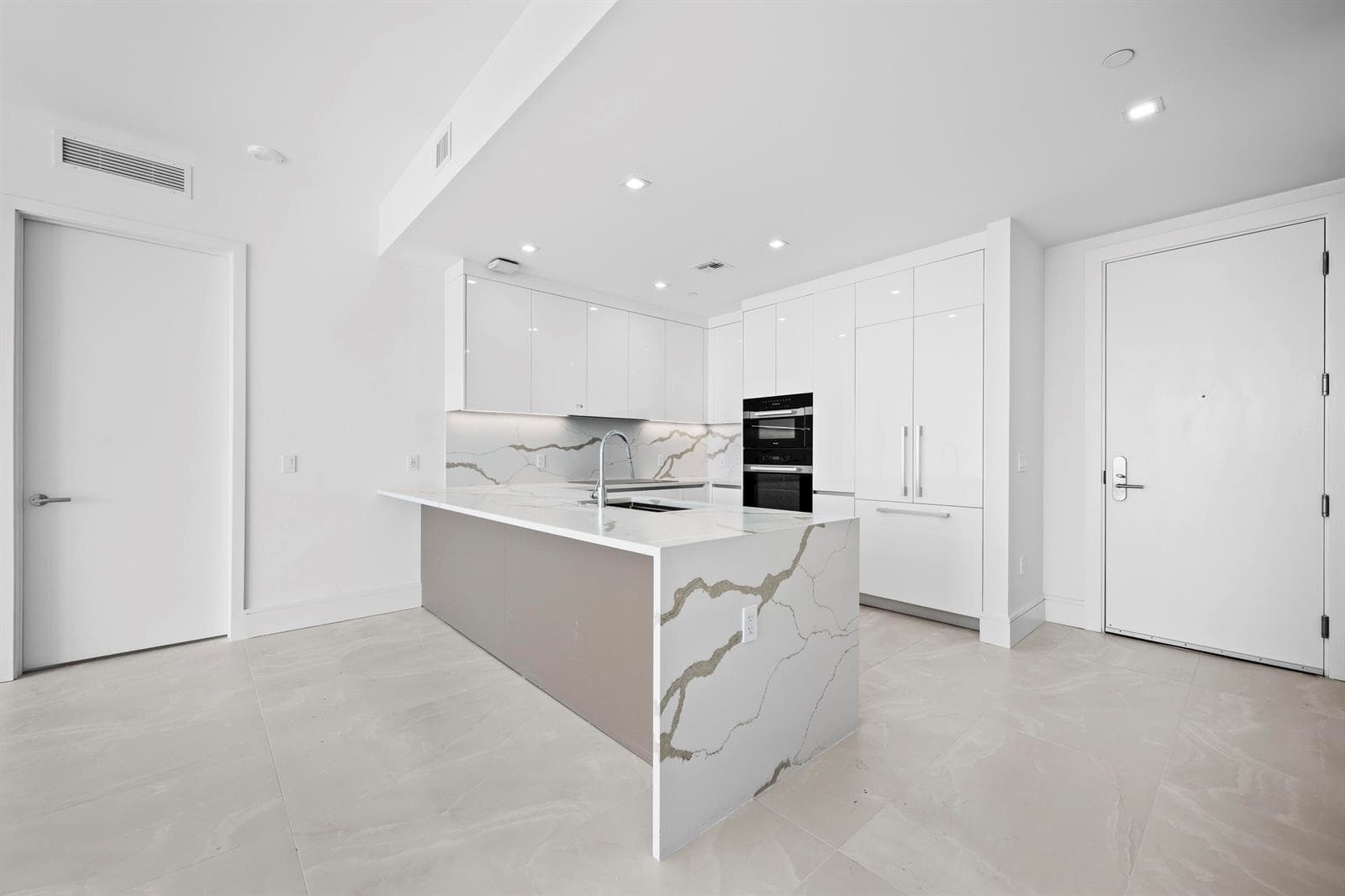 220 Lake Shore Drive 915 photo 4