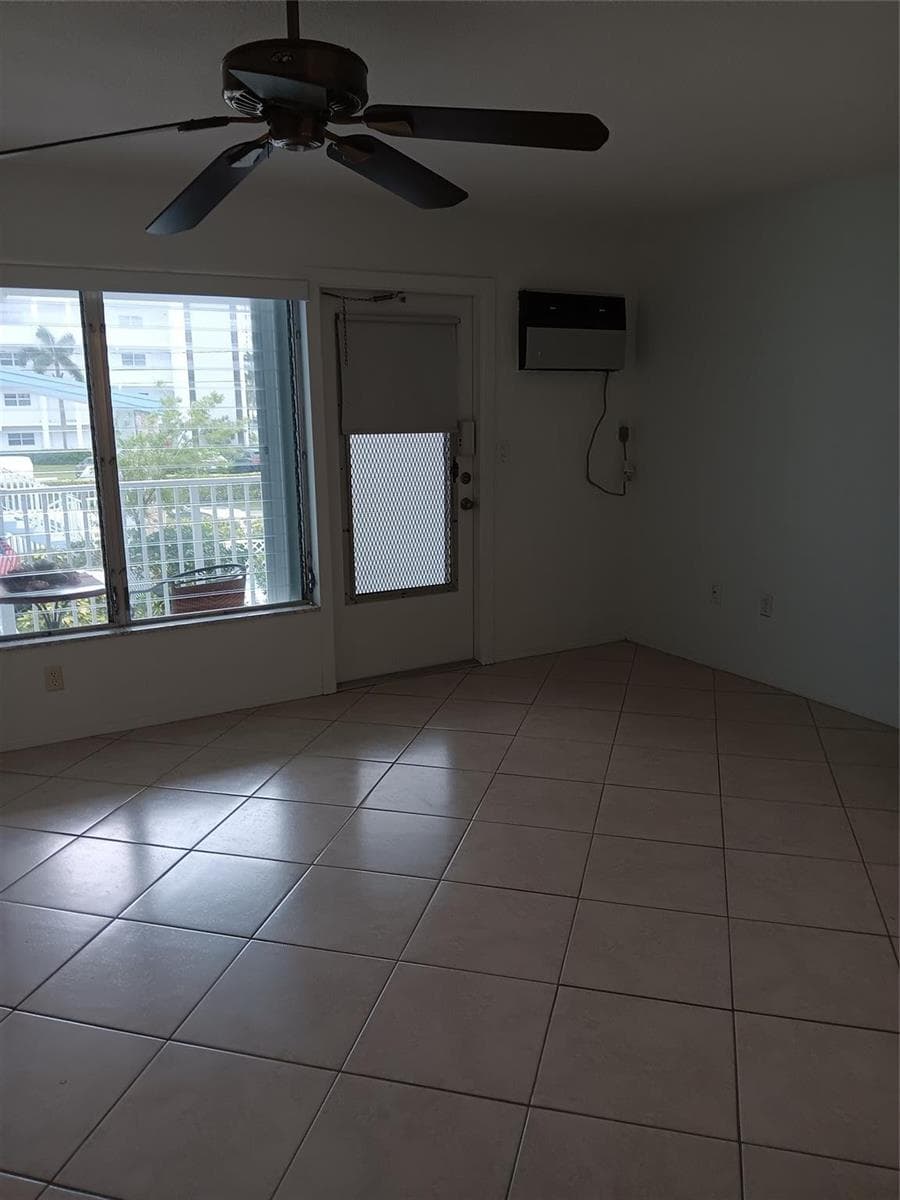 1110 N Riverside Drive 26 photo 3