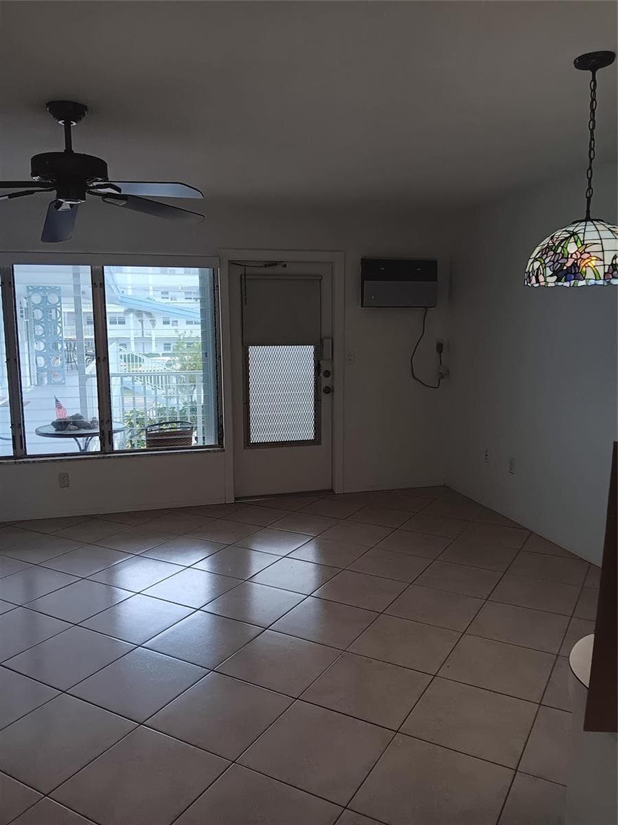 1110 N Riverside Drive 26 photo 14