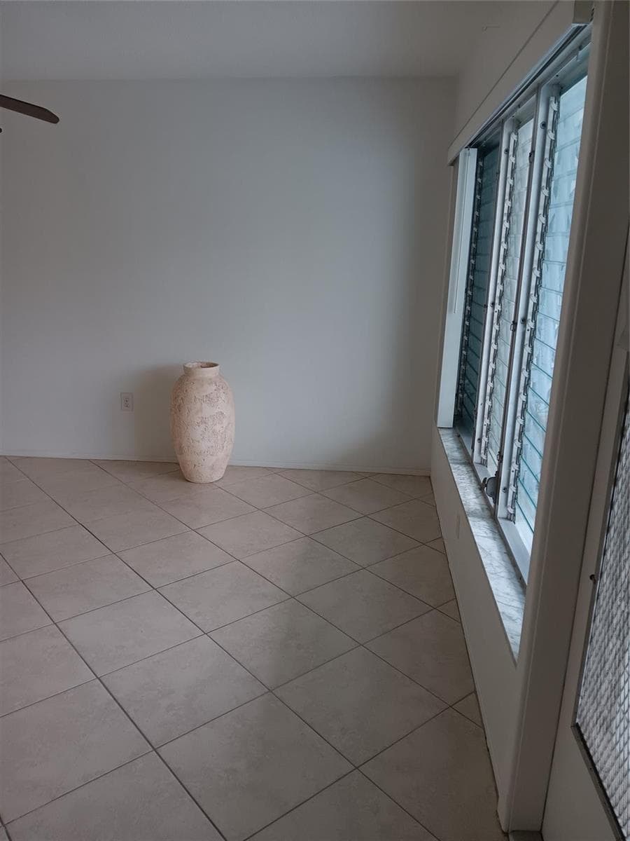 1110 N Riverside Drive 26 photo 4