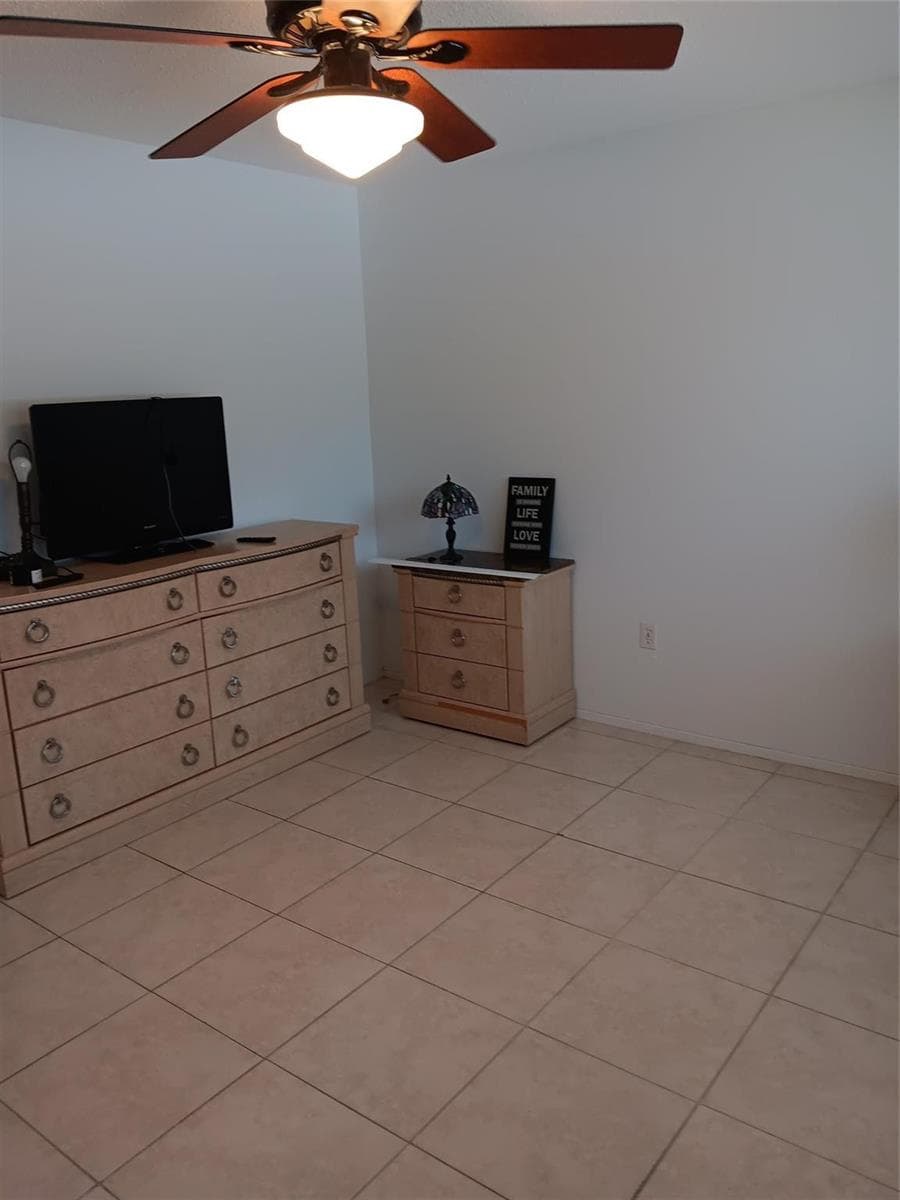 1110 N Riverside Drive 26 photo 8
