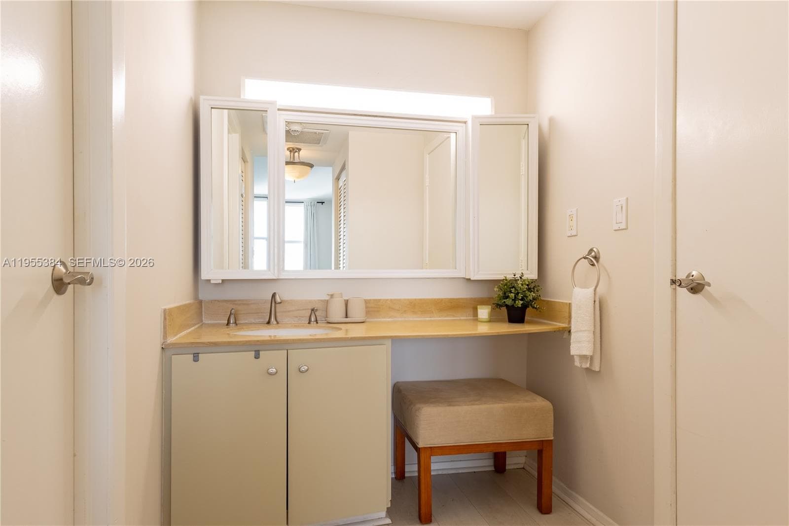 300 Bayview Dr 2114 photo 12