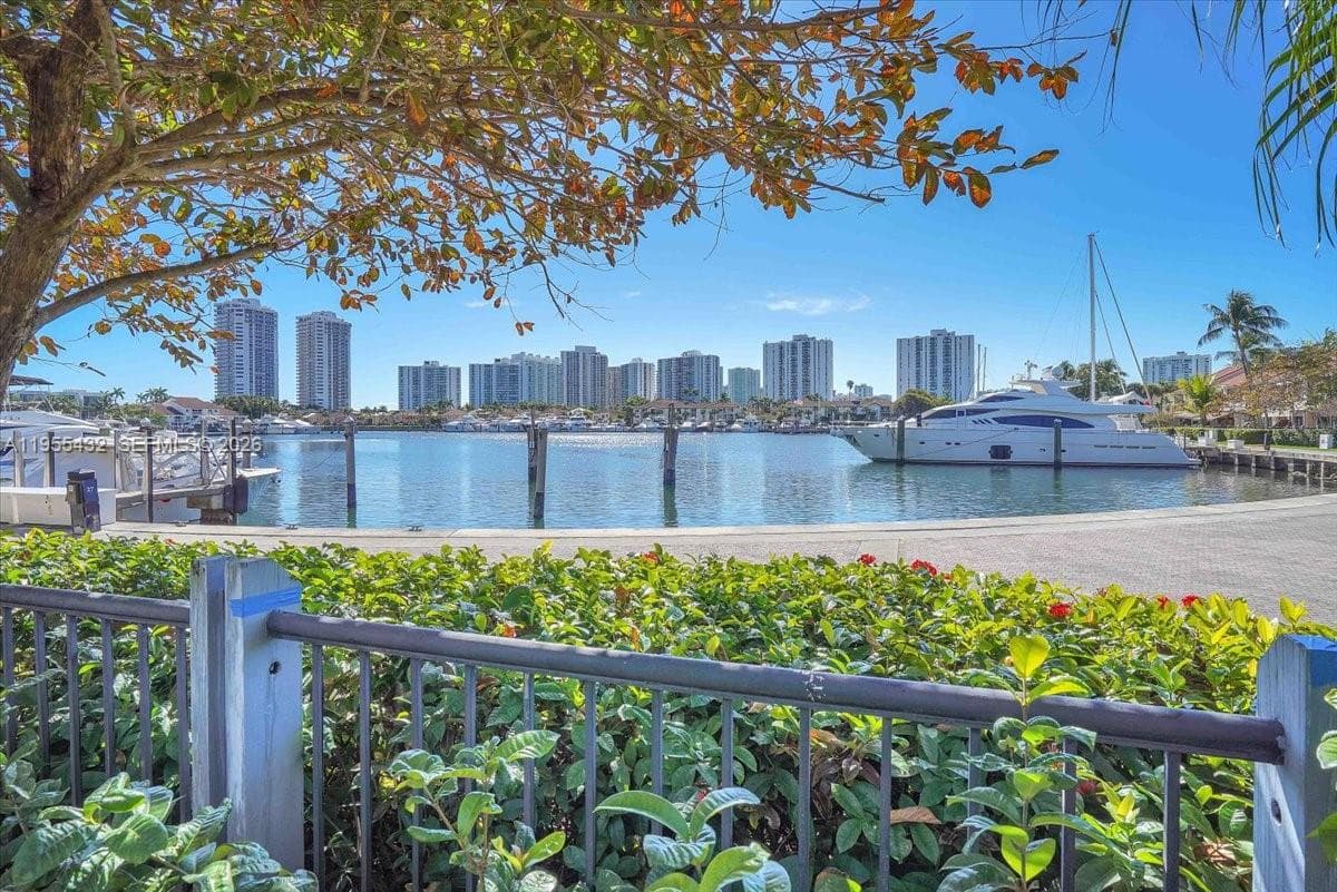 3610 Yacht Club Dr 1001 photo 4