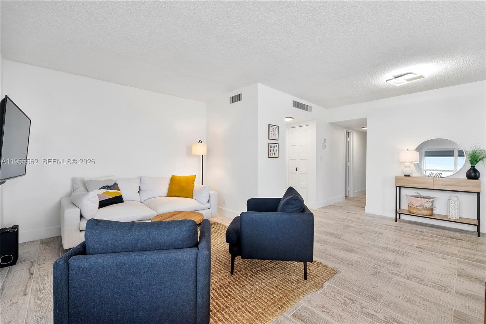 2639 N Riverside Dr 806 photo 9