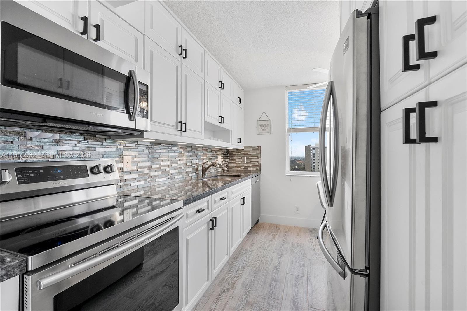 2639 N Riverside Dr 806 photo 14